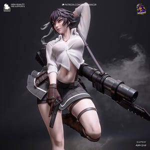 Peut inclure: Figurine détaillée d'un personnage de jeu vidéo, posant avec une arme à feu et une grosse arme. La figurine porte une chemise blanche, une jupe grise et des bottes marron. Le fond est gris foncé avec le texte "HIGH-QUALITY PRE-SUPPORTS" et "SCULPTED BY ALEX GRAY".