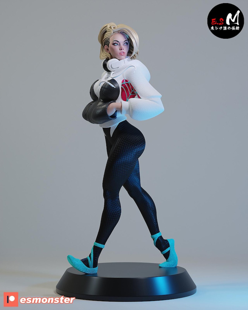 Op de afbeelding: Figuur van een vrouwelijk personage in een witte hoodie, zwarte legging en turquoise schoenen. De figuur heeft blond haar en poseert in een loopstand. De basis is zwart en de figuur heeft een dynamische pose.