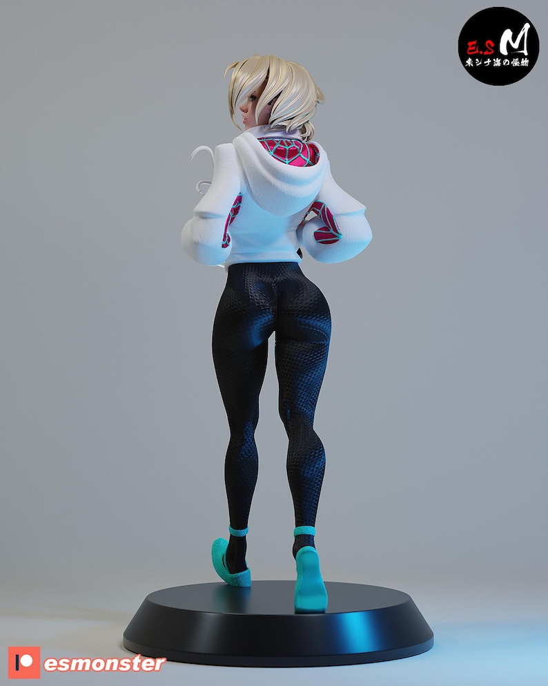 Op de afbeelding: Een beeldje van een personage in een witte hoodie met een rood en roze spinnenwebontwerp, zwarte legging en turquoise schoenen. Het beeldje staat op een zwarte cirkelvormige basis. Het beeldje staat met de rug naar de kijker toe.