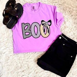 Neon Purple Halloween T-Shirt: Spooky Ghost &#39;Boo&#39; Graphic Tee