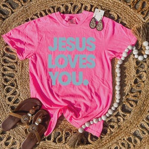 Neon Jesus Loves You T-Shirt - Lebendiges christliches Grafik-T-Shirt Neon Pink