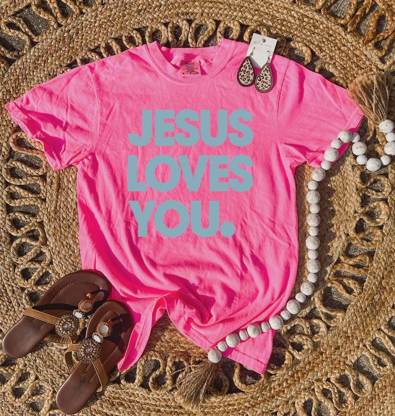 Neon Jesus Loves You T-Shirt - Lebendiges christliches Grafik-T-Shirt Neon Pink
