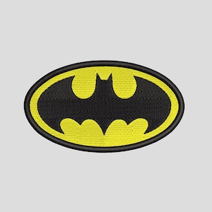Pode incluir: Patch bordado com o logotipo do Batman. O design mostra uma silhueta de morcego preto dentro de um oval amarelo, contornado em preto. O patch é provavelmente para aplicação em roupas ou acessórios.