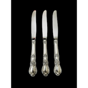 1847 Rogers Bros Heritage 3 Dinner Knives silverplate flatware 9.5”