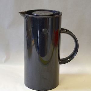 Vintage scandinave des années 1970, design Bauhaus, noir brillant, ustensiles de cuisine, pichet EM77, pichet Mid-Century moderne, Erik Magnussen Shelton Copenhagen, 1977