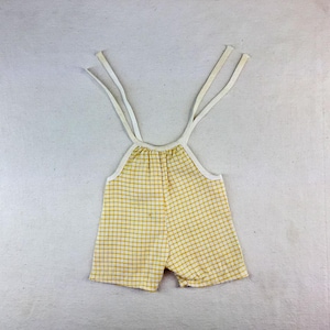 Puede incluir: Pantalón corto de bebé con tirantes, de cuadros amarillos y blancos, con tirantes blancos.