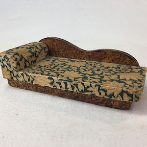 Casa de muñecas antigua original vintage de los años 1920/1930, miniatura, estilo art déco, alemán, chaise longue, muebles de madera recubierta de papel pintado.