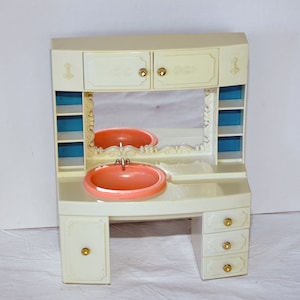 Seltene 1960er Jahre authentische Vintage Original LICCA CHAN Puppe Japan TAKARA Badezimmer Kommode Waschtisch Konsole 60er Jahre Design w / Regale Display Barbie Ära