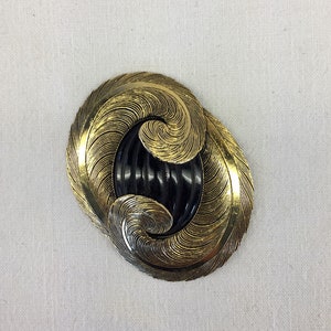Broche vintage de plumas de la alta costura francesa de posguerra, estilo años 40/50. Diseño europeo. Resina negra, plástico, baquelita (?). Inserción surrealista.