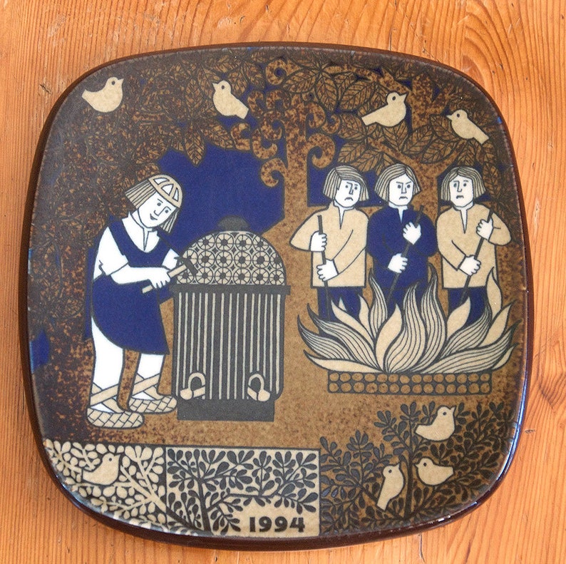 1994 Scandinavian ARABIA Finland Design Pattern Ceramic Pottery Artist Folkloric Artisans RAIJA USSIKKINON Wall Plate Kalevala Annual Art