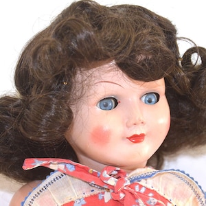 Rara bambola di moda originale d&#39;epoca francese/italiana autentica degli anni &#39;40/&#39;50 in celluloide tipo Rhodoid con acconciatura di capelli umani e occhi da sonno.