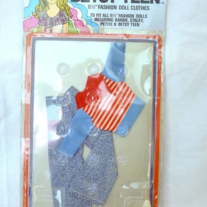 1970er Jahre Vintage Europe BETSY TEEN Doll Clone MOD Brady Bunch Archies-Ära Barbie Tressy Sindy Susi Francie Pop Kleidung Denim Orig. Verpackung