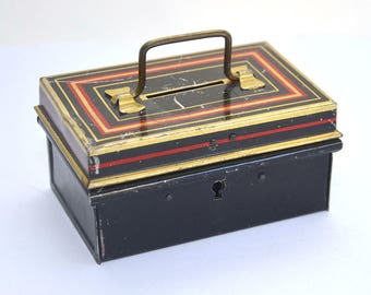 1900er Vintage Antique Englisch-gefertigte Weißblech Zinn Chromolitho Bank Schwarz Lackierte Metall Kiste Tresor Vergoldete Kanten Zubehör in Puppengröße
