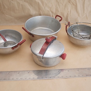 1930s/1940s Vintage Antique Children's Miniature FRENCH ALUMINUM ENAMEL Wood Knobs Doll's House Kitchenware Pots Pans Puppenhaus Spielzug