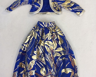 Superstar vintage des années 1980, poupée BARBIE, or mat, robe bleue, jupe longue, boléro, veste avec manches, excellent état. Créatrice de tenues