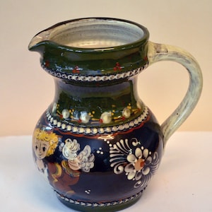 Vintage schweizisk keramikkonstnär Hugo Kohler Biel Handarbeit handgjord signerad flicka som håller ko-klockor 1981 Mitten av århundradet modern folkbild keramik