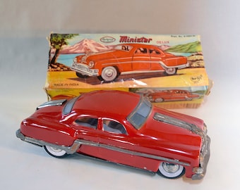Coche de juguete antiguo AmarToys Delhi Streamline MINISTER Deluxe de hojalata, de fricción, de los años 40-50. Mecánica, con impresión a color, cromolitografía. Caja original.