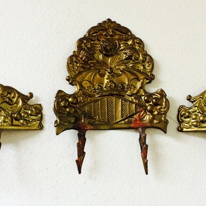Authentic Antique 1850s 19th-Century HURET JUMEAU BRU Combs Gilt Metal Haircombs Parisienne Porcelain French Lady Fashion Doll Haute Couture