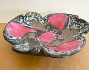 Plato base de cerámica francesa de los años 50, estilo vintage antiguo, con efecto de lava, de mediados de siglo, modernista, con motivos florales, esmaltado, pintado por Vallauris, Francia.