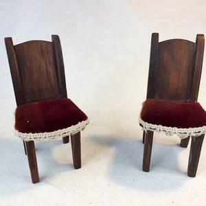 2 1940/1960s Vintage SHACKMAN or German Kuhn Doll&#39;s House Colonial Furniture Design Antique style Chair Upholstered Burgundy Velveteen Wood