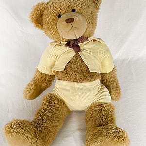 Vintage Teddy Original Spielzeug Bär Klassische Kinderspielzeug Goldene Haare im zweiteiligen Handgefertigten Gelben Outfit Europäisch-hergestellt