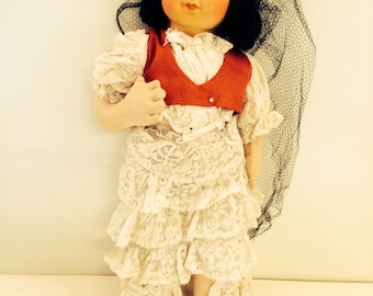 Raro y auténtico vestido antiguo de encaje español de los años 20/30 para bailarina de flamenco, de la marca MAGIS ITALIA. Muñeca de tela estilo Lenci.