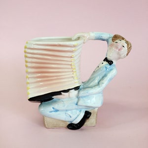 Jaren 30 vintage art-deco zoutgeglazuurde biscuit keramiek humoristische figurale man spelen accordeon vaas exclusief ontworpen Roy Simpson voor L. Huber
