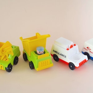 Vier (4) Vintage Denys Fischer Preis Fahrzeuge Menschen Plastikspielzeug Spielset Pop Art 1970er/1980er Jahre ? PlaySkool Krankenwagen Bauer Postbote Kipper