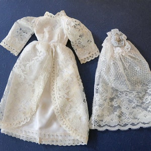 Vestido de novia vintage exclusivo europeo de los años 60, con encaje escalonado y detalles, inspirado en la muñeca Barbie Sindy Pedigree, una novia tradicional.