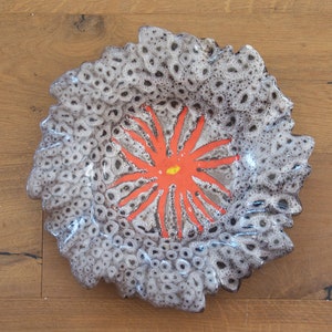 Plato de base de cerámica francesa de los años 50, vintage, antiguo, de lava gruesa, moderno de mediados de siglo, modernista, cerámica, esmaltado floral, Marius Bessone, Vallauris, Francia