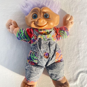 1980s Skurril Kawaii Vintage TROLL DAM WISHNIK Gummipuppe Spielzeug Vinyl Violet Hair Blue Eyes California-Outfit gefüllt