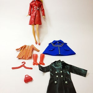 Vintage originele Mego Maddie Dollikin-pop Palitoy Action Girl 1969 Uneeda Shillman goudblond haar bleke huidskleur rode mod jas blauwe jurk