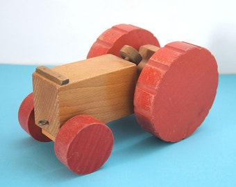 Tractor de juguete suizo de madera, estilo art déco vintage de los años 50, hecho a mano. Diseño creativo de mediados de siglo, Finlandia. Antonio Vitali