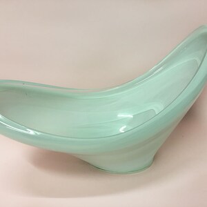 Vintage 1940-1960s Zeitgenössische weiße umhüllte Glas SPLASH Boomerang-Schüssel Art Verrier European Mitte des 20