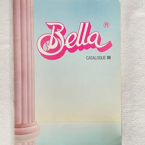 Pode incluir: Uma capa de catálogo rosa e branca com a palavra "Bella" em uma fonte de letra cursiva rosa e o texto "Catalogue 88" abaixo. A capa apresenta uma coluna rosa com um fundo azul e branco.