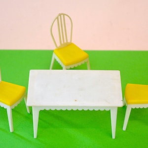 Jaren 50 vintage Scandinavisch design poppenhuismeubilair Poppeneetkamer keukentafelstoelen halverwege de eeuw modern Bodo Hennig Lundby Hanse Brio