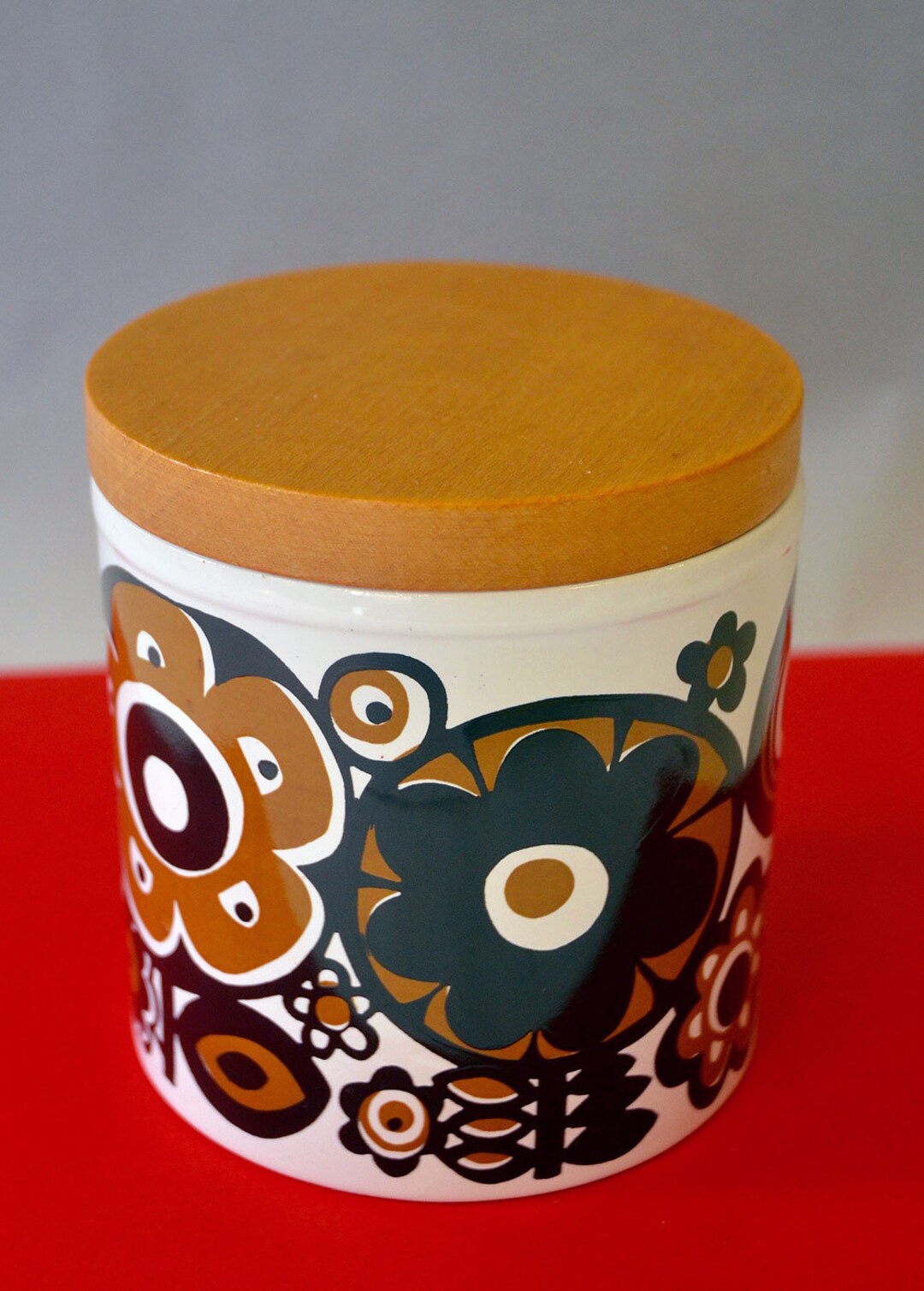 1960s Vintage Midcentury Modern Enamel Metal Spaceage Mod Daisy Wood