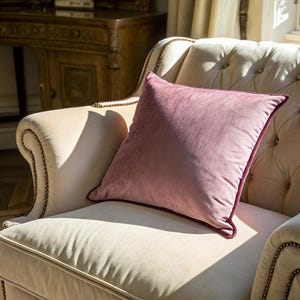 Luxury Pink Velvet Pillow Cover: Elegant Piping, Glam Home Decor