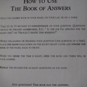 K&ouml;nnte beinhalten: Eine Seite aus "The Book of Answers" mit Anweisungen. Der Text erkl&auml;rt, wie man eine Frage stellt, die Seiten streicht und das Buch &ouml;ffnet, um eine Antwort zu erhalten. Der Titel ist fett gedruckt und in einer Serifenschrift.