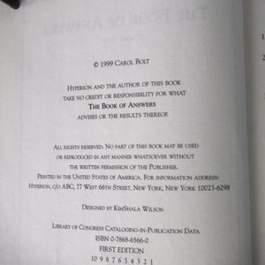 K&ouml;nnte beinhalten: Offene Buchseite mit Text aus "The Book of Answers" von Carol Bolt. Der Text enth&auml;lt Copyright-Informationen, Verlagsdetails und ISBN. Das Buch ist eine Erstausgabe, gedruckt in den Vereinigten Staaten.