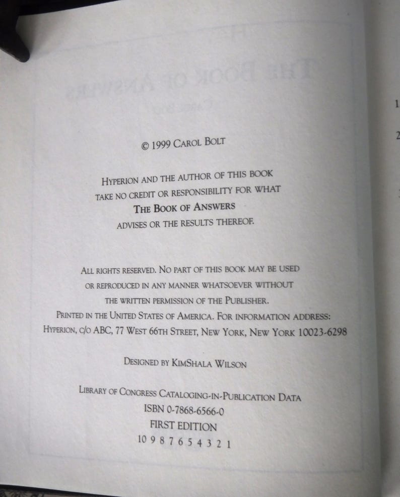 K&ouml;nnte beinhalten: Offene Buchseite mit Text aus "The Book of Answers" von Carol Bolt. Der Text enth&auml;lt Copyright-Informationen, Verlagsdetails und ISBN. Das Buch ist eine Erstausgabe, gedruckt in den Vereinigten Staaten.