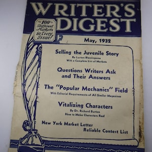 Puede incluir: Una revista Writer's Digest vintage de mayo de 1932. La portada presenta un diseño azul y blanco con el título de la revista y artículos como "Selling the Juvenile Story". Incluye una ilustración de pluma y tintero.