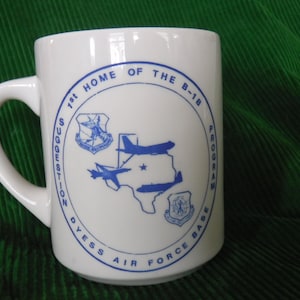 Puede incluir: Un letrero de madera rústica con el texto "Welcome to our home" en letras blancas. El letrero presenta un acabado envejecido, ideal para la decoración de la entrada.