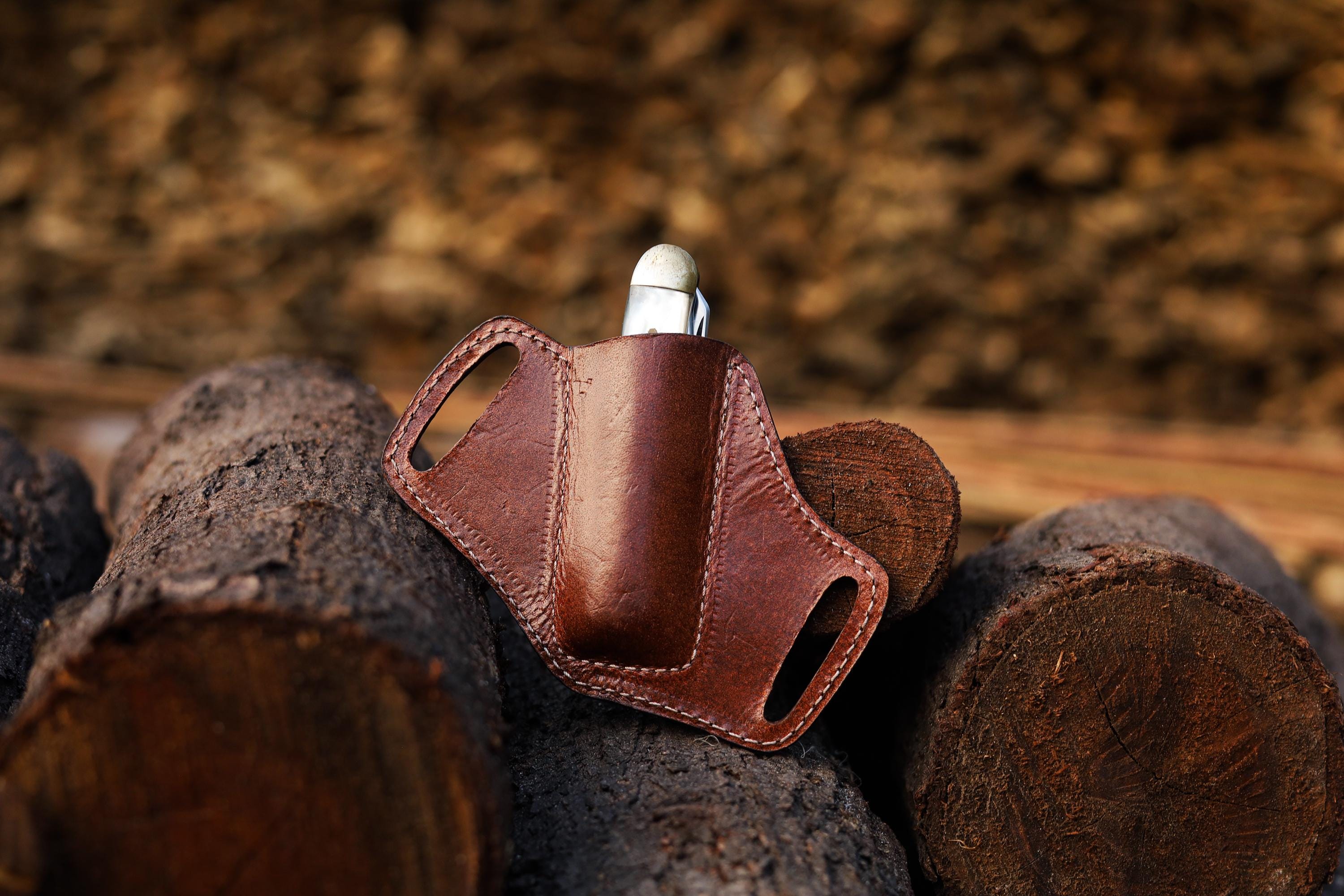 Custodia per coltello tascabile in pelle di vacchetta con ferro per affilatura 4319 - Italia Custodia per coltello tascabile in pelle di vacchetta con ferro per affilatura 4319 - Italia