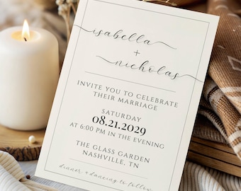 Puede incluir: Una invitación de boda color crema con los nombres "Isabella + Nicholas" en escritura elegante. La invitación incluye detalles para la ceremonia el 21 de agosto de 2029, en The Glass Garden, Nashville, TN. Una vela encendida y elementos decorativos rodean la invitación.