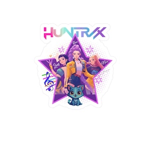 Può includere: Un adesivo con la scritta "HUNTRX" e tre figure femminili stilizzate a forma di stella. Le figure sono in varie pose, con un gatto blu in basso. Lo sfondo è viola e presenta note musicali.