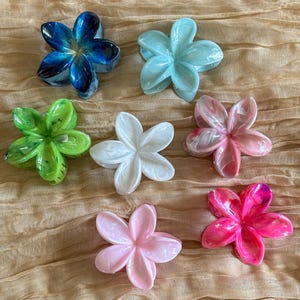 Plumeria Resin Flower Hair Clip – Glossy Tropical Barrette – Cute Summer Hair Accessory for Girls and Women