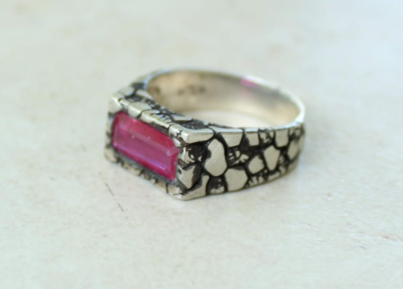 Ruby Ring Sterling Silver Rectangular Stone Medieval Look Size 9 1/4 US Unisex Hand Made bild 3