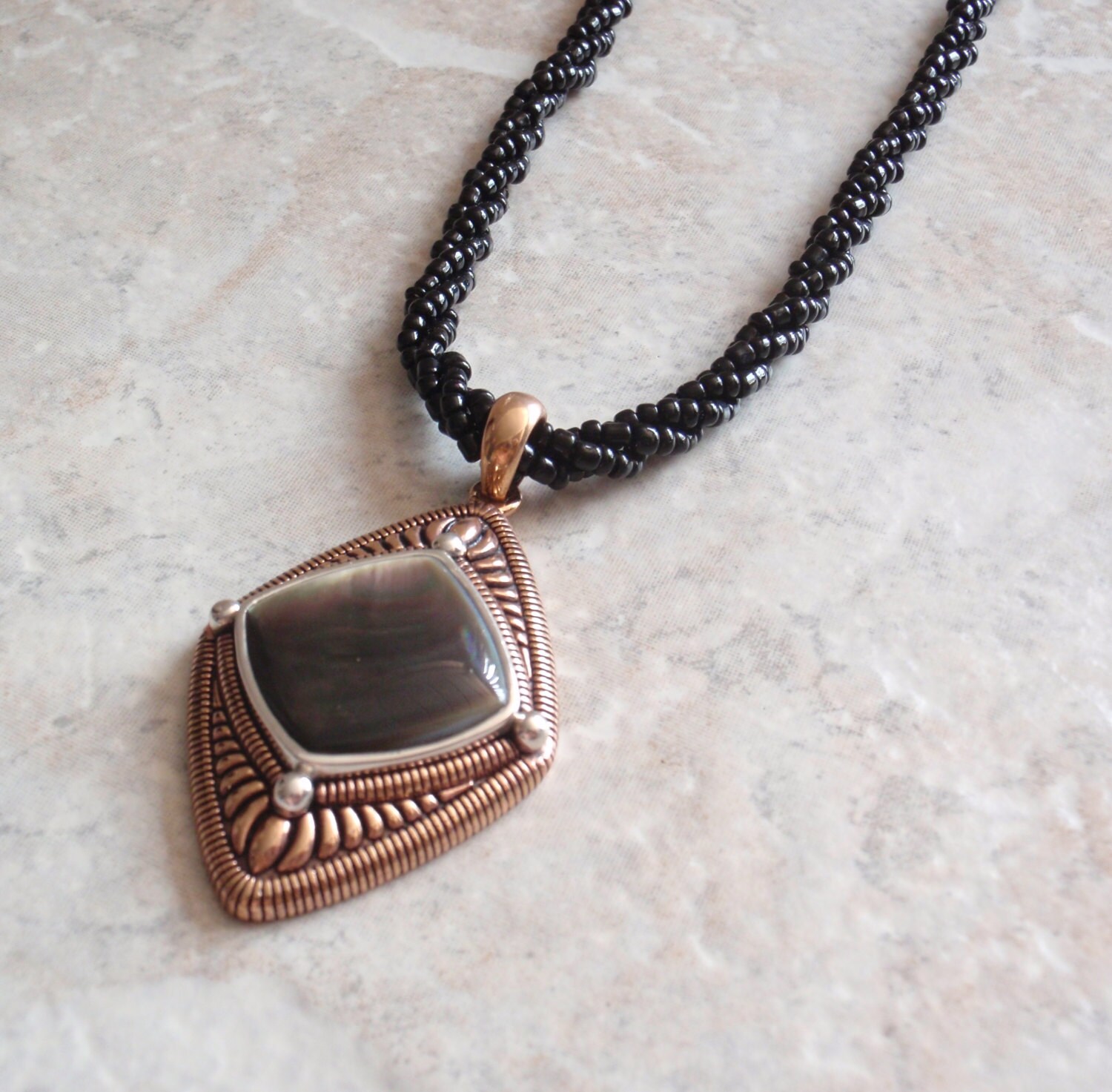 神秘的な貝を胸に / Vintage Black Mother of Pearl Pendant Top