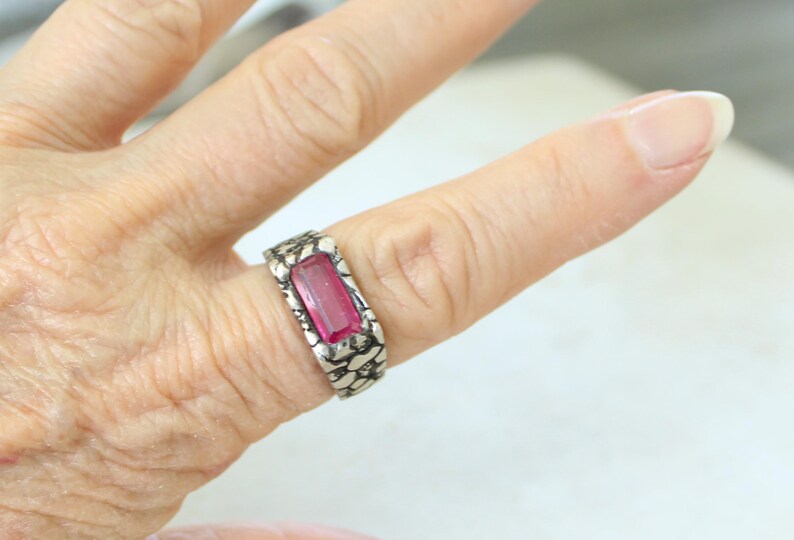 Ruby Ring Sterling Silver Rectangular Stone Medieval Look Size 9 1/4 US Unisex Hand Made bild 2
